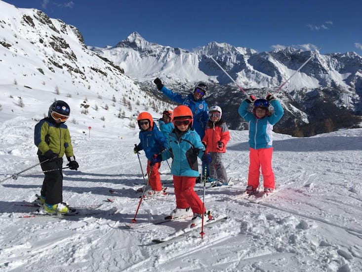 Kids having fun during the Kids Ski Lessons (6-12 y.) for All Levels of the Enjoyski School Valmalenco.