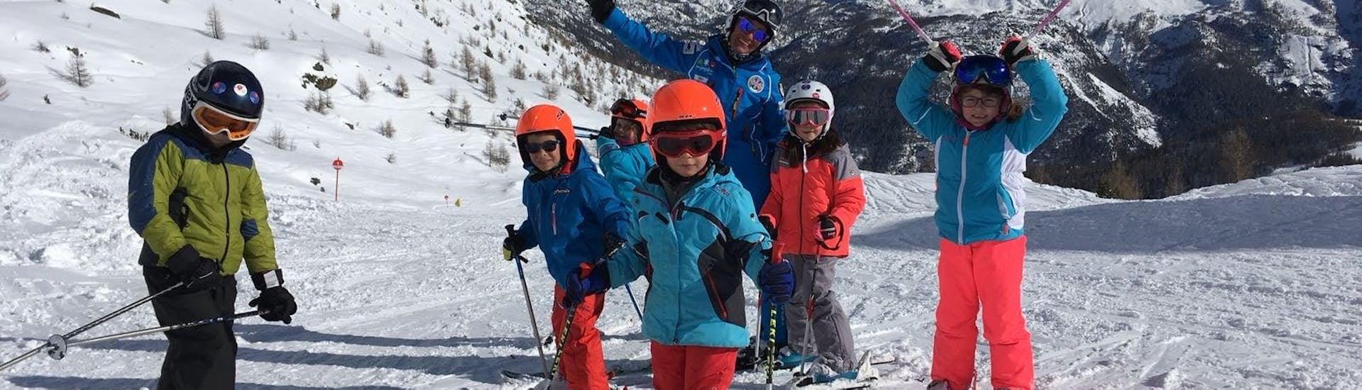 Kinder haben Spaß beim Kinder-Skikurs (6-12 Jahre) der Enjoyski School Valmalenco- für alle Levels.