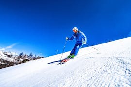 Ski instructor skiing during Private Ski Lessons for Adults of All Levels of Enjoyski School Valmalenco.