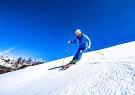 Private Skikurse für Erwachsene für alle Levels mit Enjoyski School Valmalenco Skilehrer Skifahren während des privaten Skikurses für Erwachsene der Enjoyski School Valmalenco - für alle Levels.