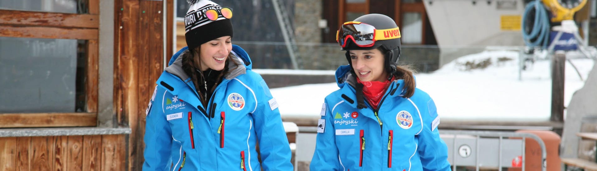 Twee skileraren zijn blij voordat ze beginnen met een van de privéskilessen voor volwassenen van alle niveaus van de Enjoyski School Valmalenco.