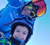 Bambino e maestro durante una delle lezioni private di sci per bambini di tuti i livelli con Enjoyski School Valmalenco.