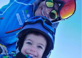 Private Skikurse für Kinder und Jugendliche für alle Altersgruppen mit Enjoyski School Valmalenco Kind und Skilehrer während eines privaten Skikurses für Kinder der Enjoyski School Valmalenco - für alle Levels.
