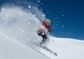 Een skiër springt tijdens hun privé off-piste skitochten voor alle niveaus van de Zwitserse skischool Wengen.