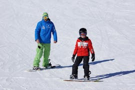Un ragazzo prova le sue prime curve durante alcune lezioni di snowboard per bambini di tutti i livelli con la scuola di sci Neustift Olympia sul ghiacciaio dello Stubai.