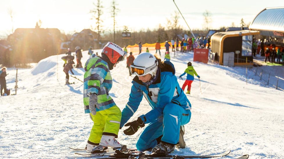 Unter der Aufsicht eines erfahrenen Skilehrers der Skischule Ternavski Snow Academy Tatranska Lomnica bereitet sich ein kleines Kind im Rahmen des Kurses  Ski Privatlehrer für Kinder (ab 4 Jahre) auf seine ersten Schritte vor.