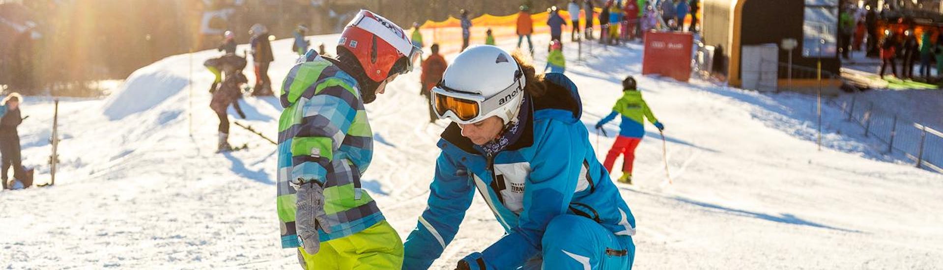 Under the supervision of an experienced ski instructor from the ski school Ternavski Snow Academy Tatranska Lomnica, a small child is getting ready for his first steps during the course Ski Instructor Private for Kids (from 4 years).