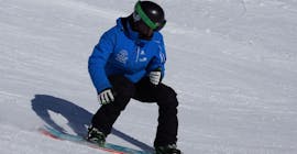 Un adolescente está mejorando su uso de los bordes durante las clases de snowboard para adolescentes, con la escuela de esquí Neustift Olympia en el glaciar Stubai.