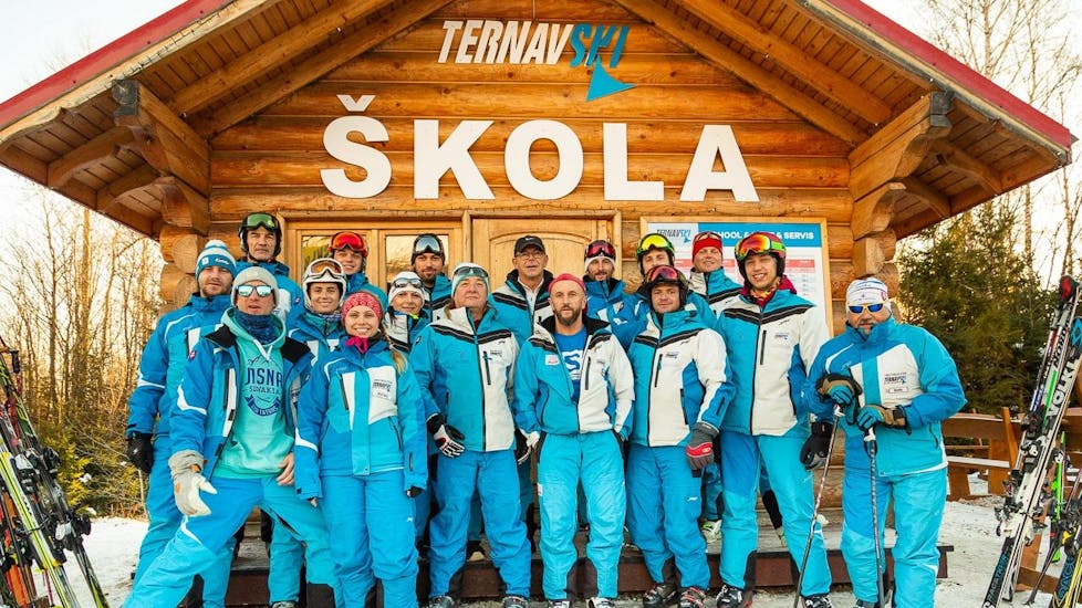 Nach dem erfolgreichen Kurs Snowboard Privatlehrer - Alle Levels & Altersgruppen fotografiert ein Snowboarder das gesamte Team der Skischule Ternavski Snow Academy Tatranska Lomnica.
