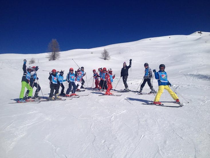 Die Kinder nehmen an einem der Kinder-Skikurse für Anfänger in Sauze d'Oulx teil.
