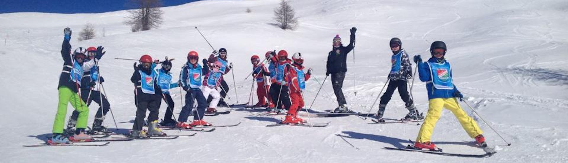 Die Kinder nehmen an einem der Kinder-Skikurse für Anfänger in Sauze d'Oulx teil.