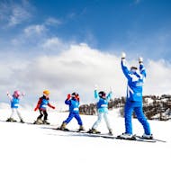 Kinder nehmen an einem der Kinder-Skikurse für Anfänger in Sauze d'Oulx teil.