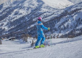 Le moniteur de ski profite de la vue sur la montagne à Sauze d'Oulx.