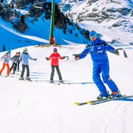 Die Schüler nehmen bei der Escuela Esquí Formigal eine Skistunde für alle Levels. 