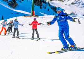 Alumnos realizan una clase de esquí para adultos de todos los niveles junto a Escuela Esquí Formigal. 