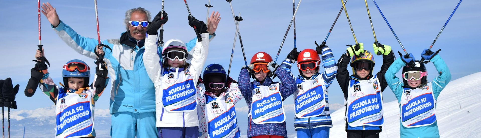 Eine Gruppe Kinder hat sichtbar Spaß bei ihrem Kinder Skikurs (4-12 Jahre) - Weihnachten mit der Skischule Scuola di Sci e Snowboard Prato Nevoso.