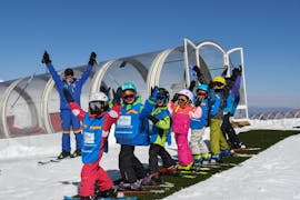 Una clase de esqui para niños tiene lugar en Sierra Nevada con la Escuela Española de Esquí y Snow.
