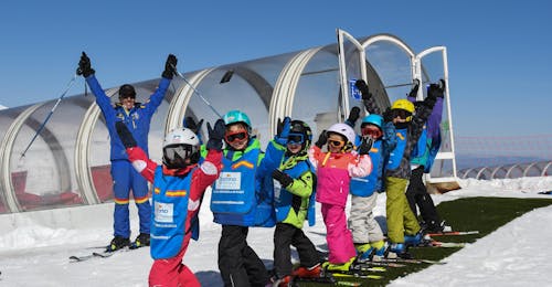 Cours de ski Enfants (5-12 ans) pour Tous Niveaux avec Escuela Española de Esquí y Snowboard Sierra Nevada Un cours de ski pour enfants ayant lieu à Sierra Nevada avec l'École espagnole de ski et de neige.