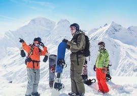 Un gruppo di persone durante la Lezioni private di snowboard per tutte le età e i livelli con Escuela Española de Esquí y Snowboard Sierra Nevada .