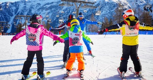 Clases de esquí para niños a partir de 3 años para debutantes con Scuola di Sci Folgarida Dimaro Clases de esquí para niños a partir de 3 años para debutantes con Scuola di Sci Folgarida Dimaro.