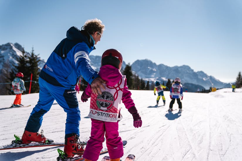 Kinder Skikurs "Schnuppertag" (3-4 Jahre) für Anfänger.