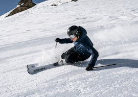 A skier carving at Private Ski Lessons (from 7 y.) "Carving Special" from Ralf Hartmann.