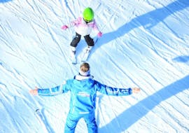 Privater Kinder Skikurs - Alle Altersgruppen der Skischule Folgarida Dimaro Ski School finden statt, der Snowboardlehrer zeigt die Technik auf den Pisten des Val di Sole.