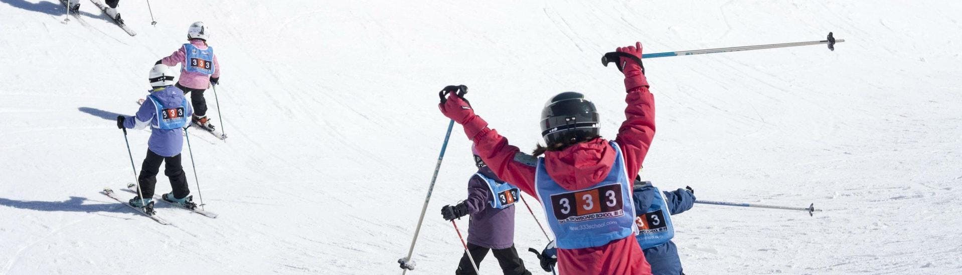 Eine Gruppe von Freunden profitiert von dem maßgeschneiderten Programm des Privat-Skikurses für Kinder - Val d'Isère der Skischule 333.