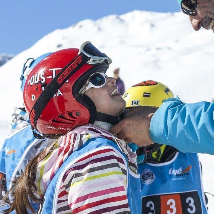 Lezioni private di sci per bambini di tutti i livelli con ESI 333 Tignes & Val d'Isère Un bambino si diverte molto durante le lezioni private di sci per bambini - Val d'Isère nell'ambiente sicuro della 333 Ski School.