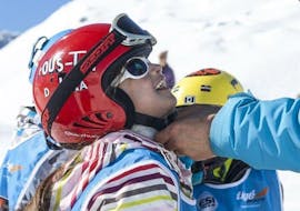 Ein kleines Kind hat viel Spaß beim Privat-Skikurs für Kinder in der sicheren Umgebung der Skischule 333 - Val d'Isère.