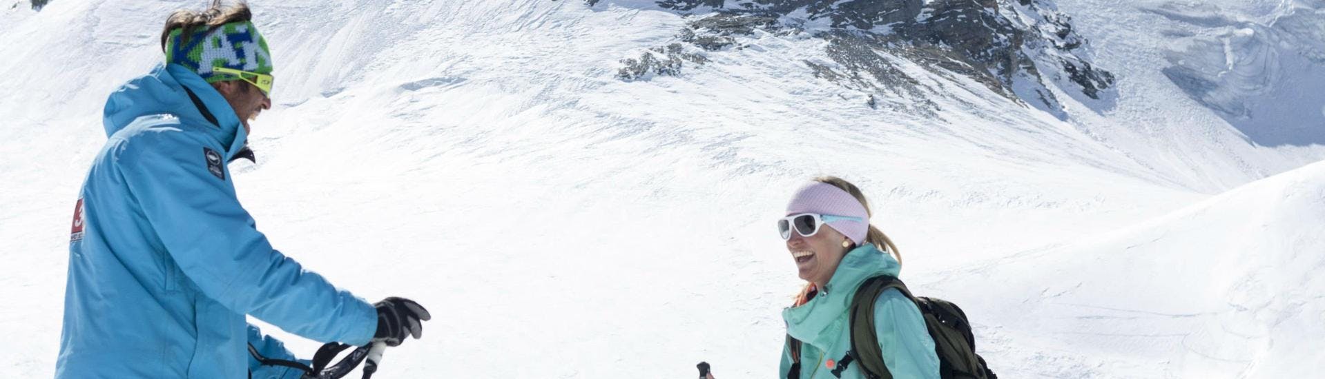 Un moniteur de ski de l'école de ski 333 donne des conseils précieux à son élève pendant son Cours particulier de ski pour Adultes - Val d'Isère.