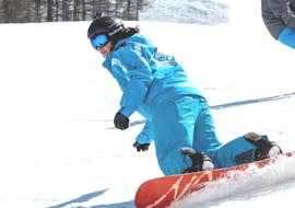 Dank der vollen Unterstützung eines Lehrers der Skischule 333 macht ein Snowboarder große Fortschritte beim privaten Snowboardkurs - Val d'Isère.