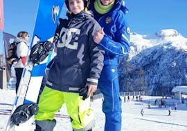 Journée ensoleillée à Folgarida pendant un des cours particuliers de snowboard pour enfants et adultes.