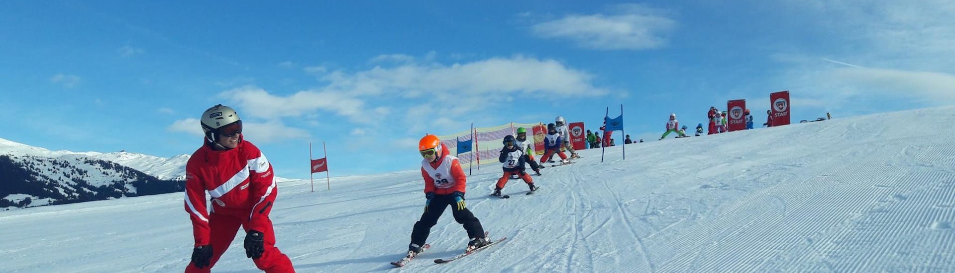 Clases de esquí para niños con experiencia.