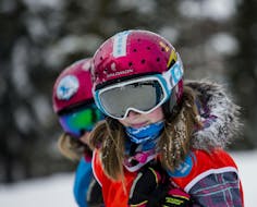 Dos jóvenes esquiadores sonríen a la cámara durante durante una de sus clases particulares de esquí para niños - Vacaciones - con la escuela de esquí ESI Font Romeu.