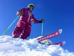 Een skiër is klaar om de piste op te gaan tijdens zijn privé-skilessen voor volwassenen - alle niveaus bij de skischool Evolution 2 Morzine.