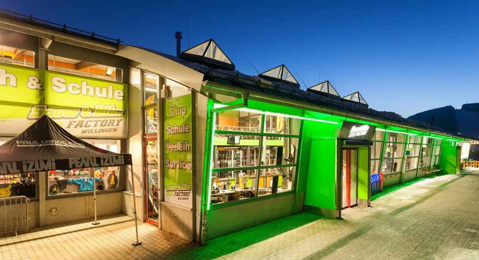 Das Geschäft des SNOW & BIKE Factory Willingen Skiverleihs von außen.