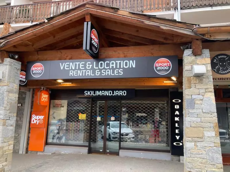 Vue sur le magasin de Location de ski Skilimandjaro Les Carroz.