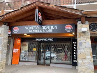 Vue sur le magasin de Location de ski Skilimandjaro Les Carroz.