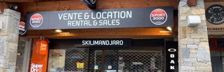 Vue sur le magasin de Location de ski Skilimandjaro Les Carroz.