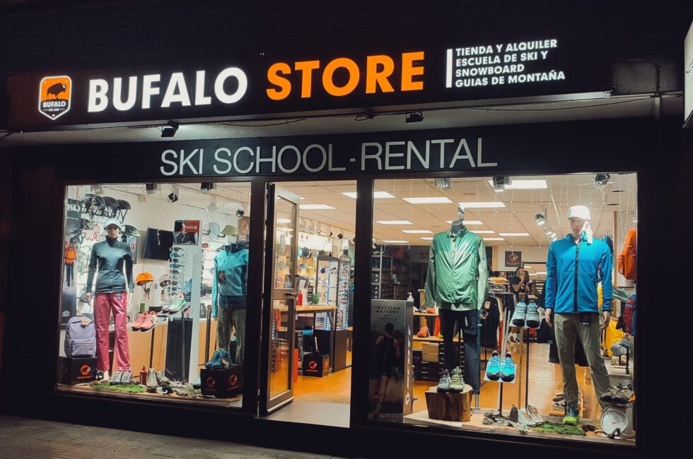 Frontansicht auf Skiverleih Buffalo Store in Vielha