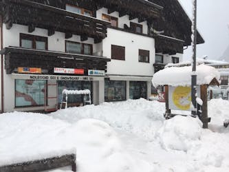 Le magasin de location de ski Sport and Fun à Campitello di Fassa.
