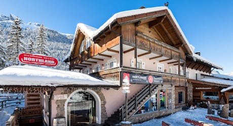 Foto del exterior de Northland Outdoor Shop Val di Fassa - Alquiler de esquís Canazei.