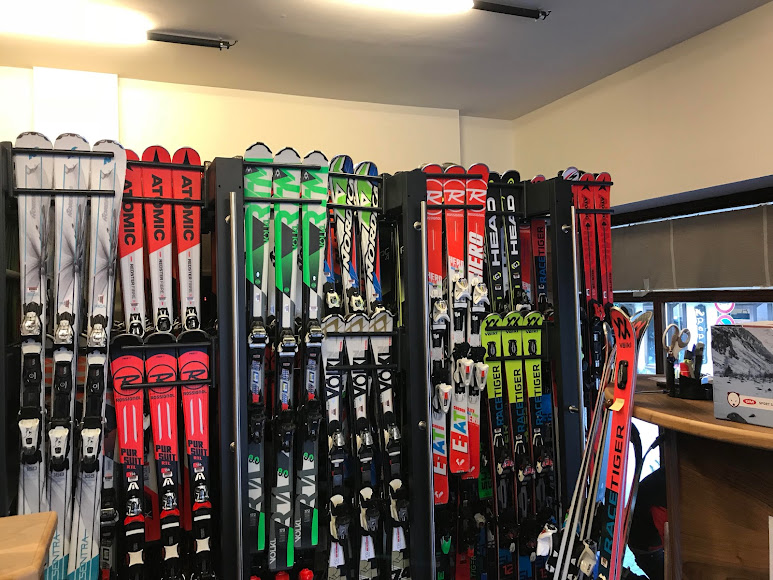 Interno del Noleggio Sci Olimpionico Sport 2 - Piazza Righi Madonna di Campiglio.