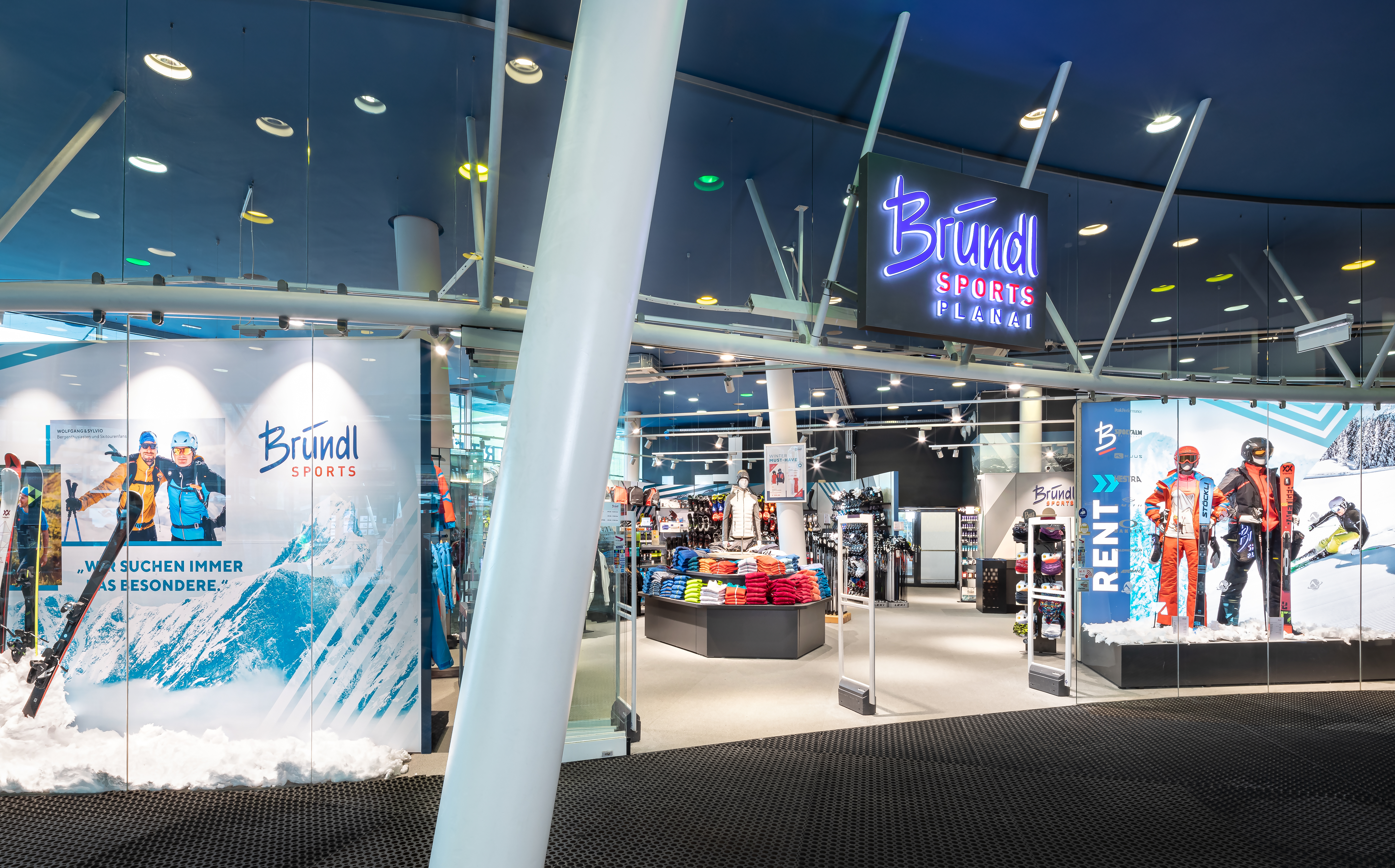 Der Eingang des Bründl Sports Planet Planai Skiverleihs