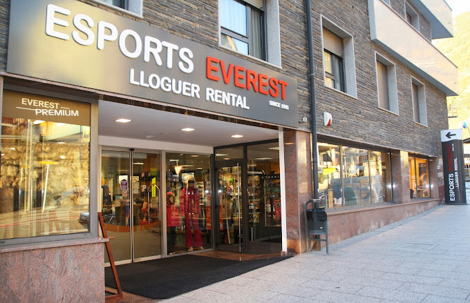 Das Geschäft des Skiverleihs Esports Everest Encamp von außen.