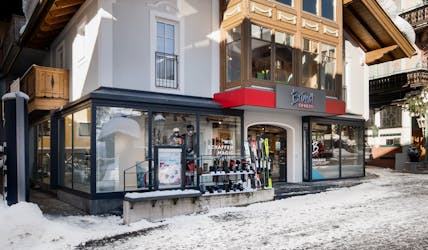 Le magasin de location de ski Bründl Sports Saalbach Zentrum.
