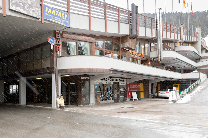 The rental shop Ski Rental Compagnoni Ski Service in Santa Caterina.