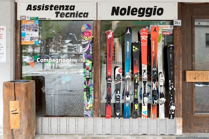 The rental shop Compagnoni Ski Service from outside.