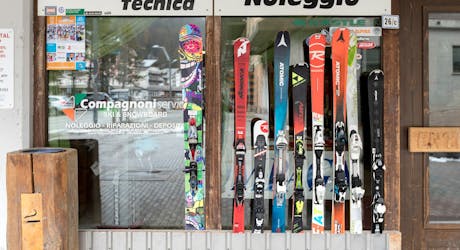 La tienda de alquiler Compagnoni Ski Service desde fuera.